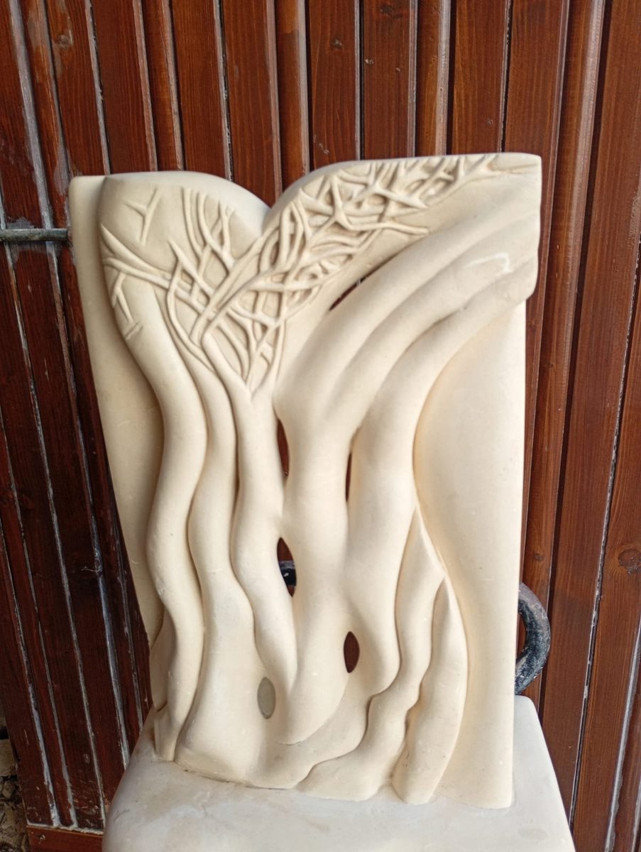 Scultura in pietra leccese a forma di albero con radici, vista frontale