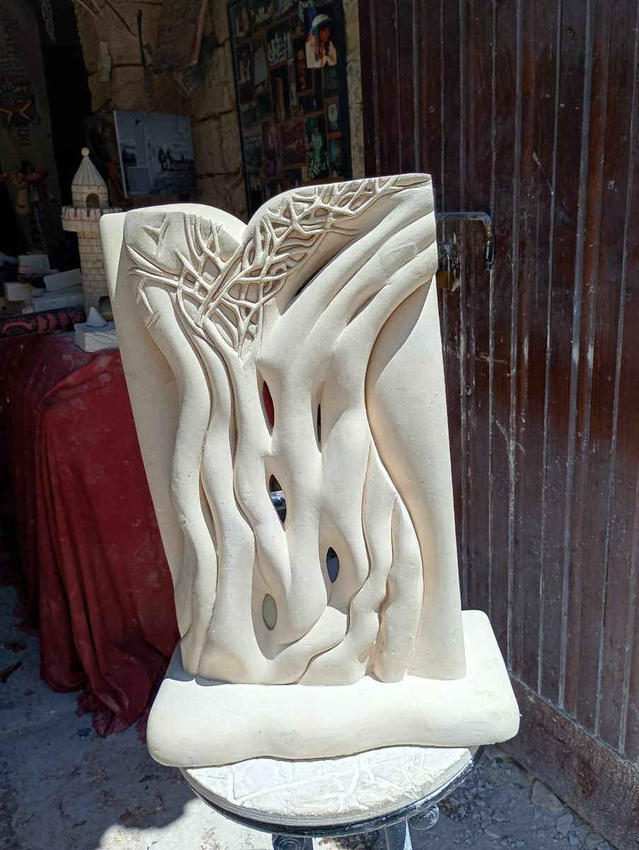 La scultura dell'albero appoggiata su uno sgabello nella bottega di Caprarica di Lecce