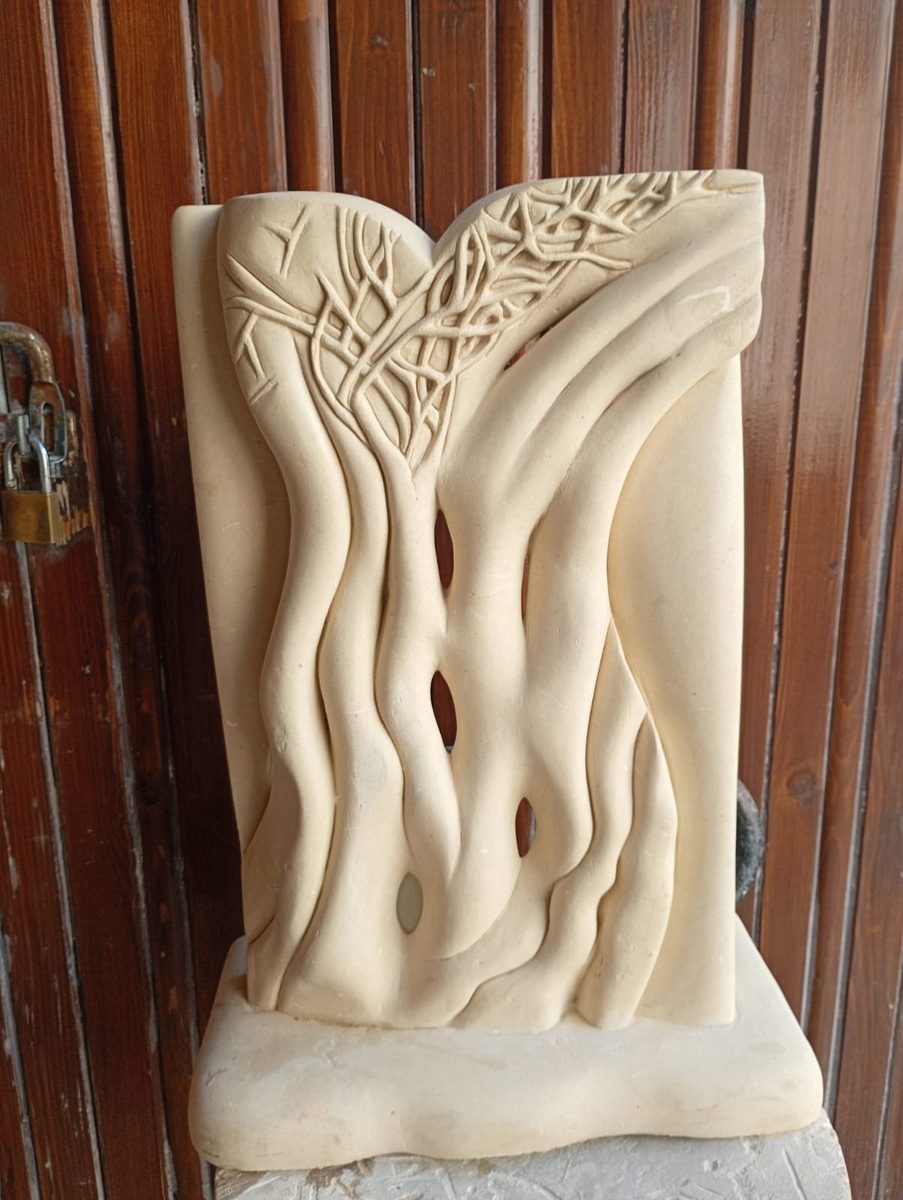 La scultura dell'albero in pietra leccese vista di tre quarti